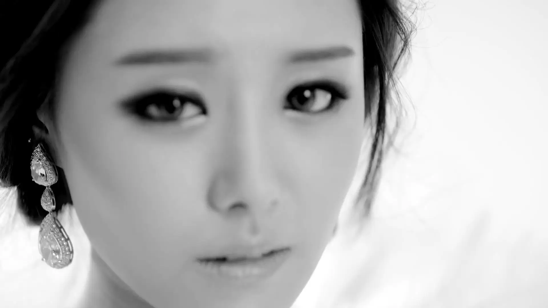 Song Ji Eun - False Hope (2013)