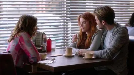 Famous in Love S02E01