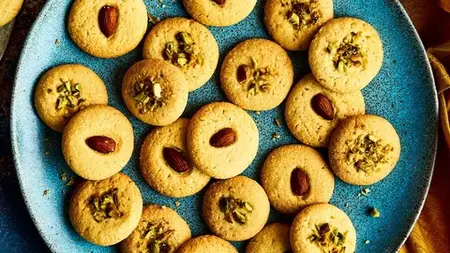 Oven-Free Baking: Nankhatai And Banana Bread Recipes