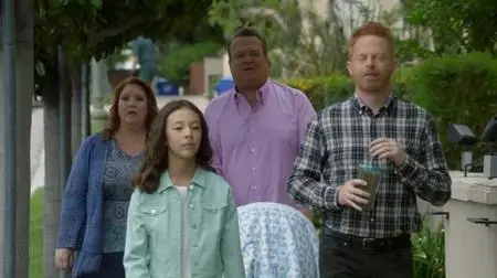Modern Family S09E02