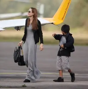 Angelina Jolie boards a plane for a flying lesson in Hampshire 09-23-11