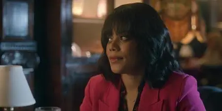 The Girls on the Bus S01E09