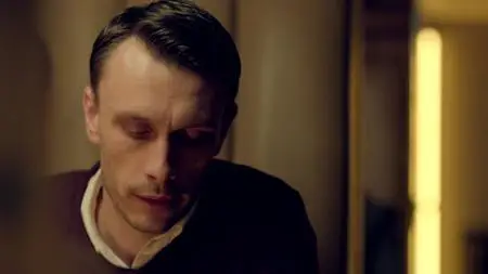 Clique S02E02