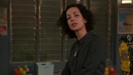 Surfside Girls S01E09