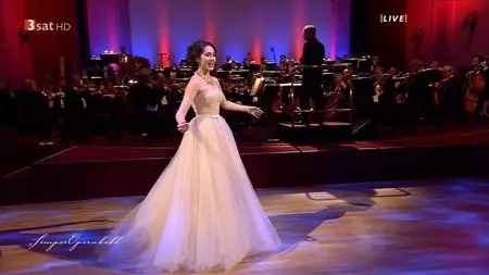 Aida Garifullina - C. Gounod: Romeo and Juliet "Je veux vivre" - SemperOpernball 2015 [HDTV 720p]