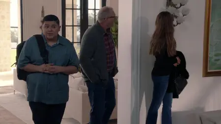 Modern Family S09E16
