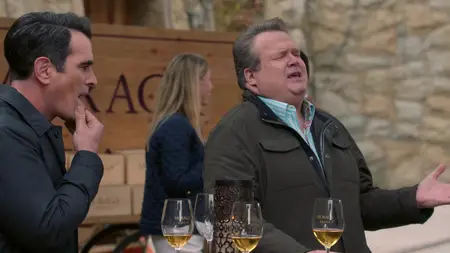 Modern Family S09E16