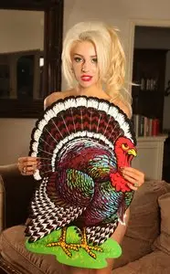 Courtney Stodden gets naked to save turkeys this Thanksgiving