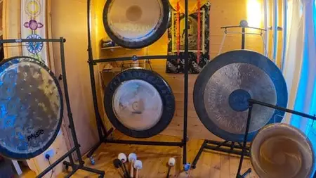 Sound Healing: Awakening to the gong, Gongs and gong playing