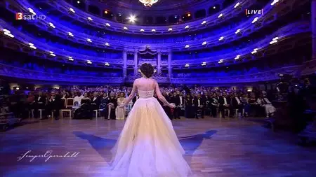 Aida Garifullina - C. Gounod: Romeo and Juliet "Je veux vivre" - SemperOpernball 2015 [HDTV 720p]