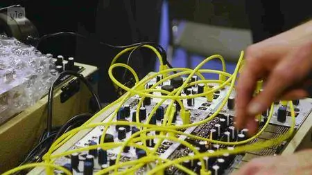 Waveshaper Media - I Dream of Wires: The Modular Synthesizer (2014)