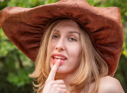 Lia Pink - Playful Brim