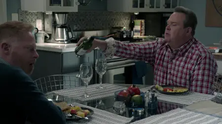 Modern Family S09E13