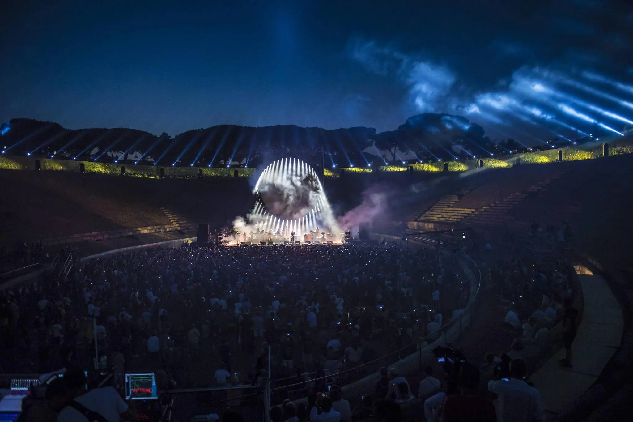 Дэвид гилмор помпей. David Gilmour Live at Pompeii. Концерт Дэвид Гилмор Помпеи 2016. David Gilmour Live at Pompeii 2017. Live at Pompeii 2016.