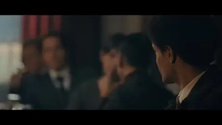 Halston S01E01