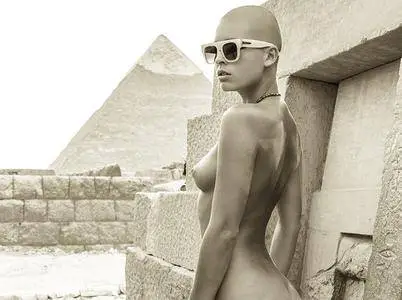 Marisa Papen in search of Ancient Egypt