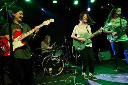 Hinds - Leave Me Alone (2015) {Lucky Number}