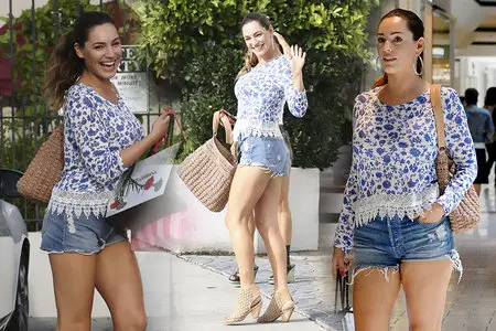 Kelly Brook - Shopping at Victoria Secrets in Beverly Center Mall March, 2015