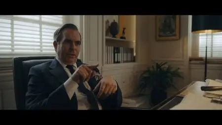 Halston S01E01