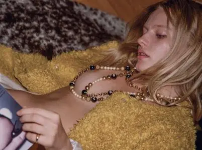 Isabella Farrell by Donari Braxton