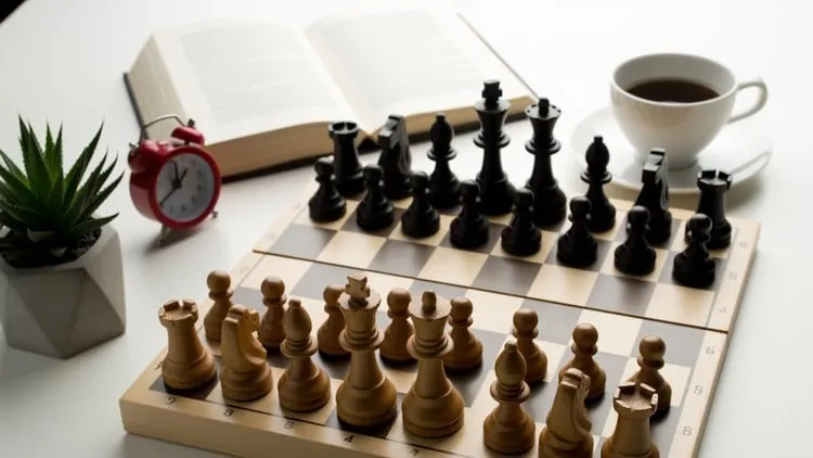 Chess Essentials: Strategy, tactics, endgames