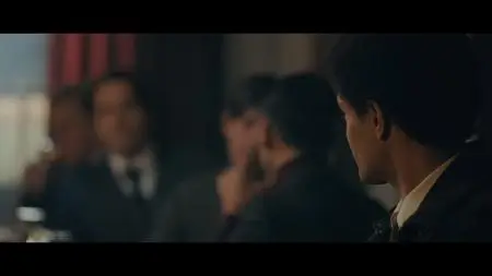 Halston S01E01