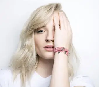 Sophie Turner with LOUIS VUITTON's Silver Lockit Fluo Bracelets Supporting UNICEF