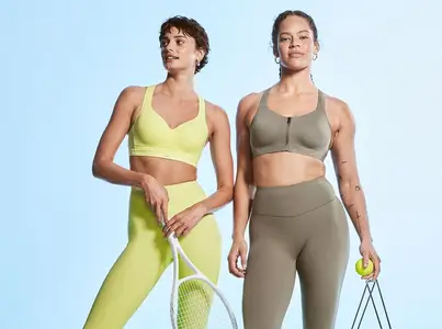 Taylor Hill - Victoria's Secret Max Sports Bra 2025