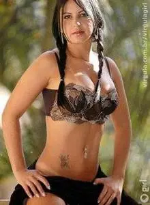 Virgula Girl with Camila Werneck