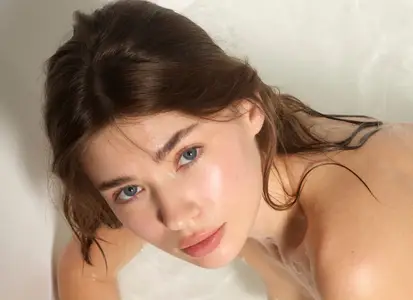 Anna L - Wet And Wild