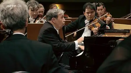 Ludwig van Beethoven - Piano Concerto No. 5 (Murray Perahia) 2014 [HDTV 720p]