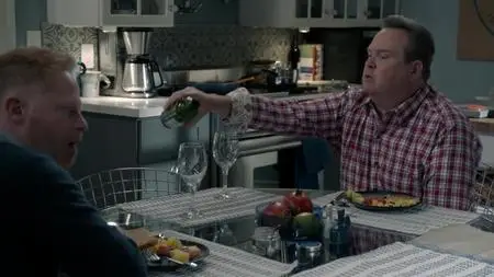 Modern Family S09E13