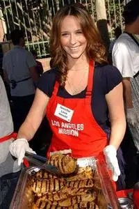 Jennifer Love Hewitt - Los Angeles Mission (Photogallery)