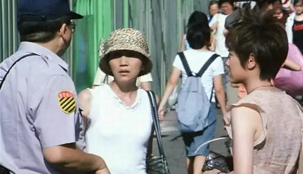 Tsai Ming-Liang - Tianqiao bu jianle ( The Skywalk Is Gone ) 2002