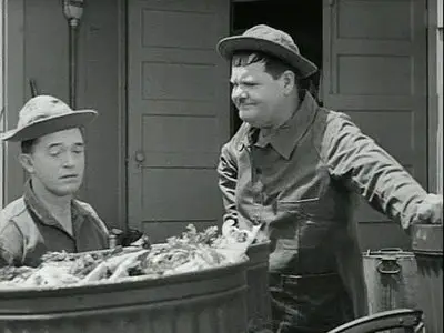 LAUREL & HARDY: Pack Up Your Troubles (1932)
