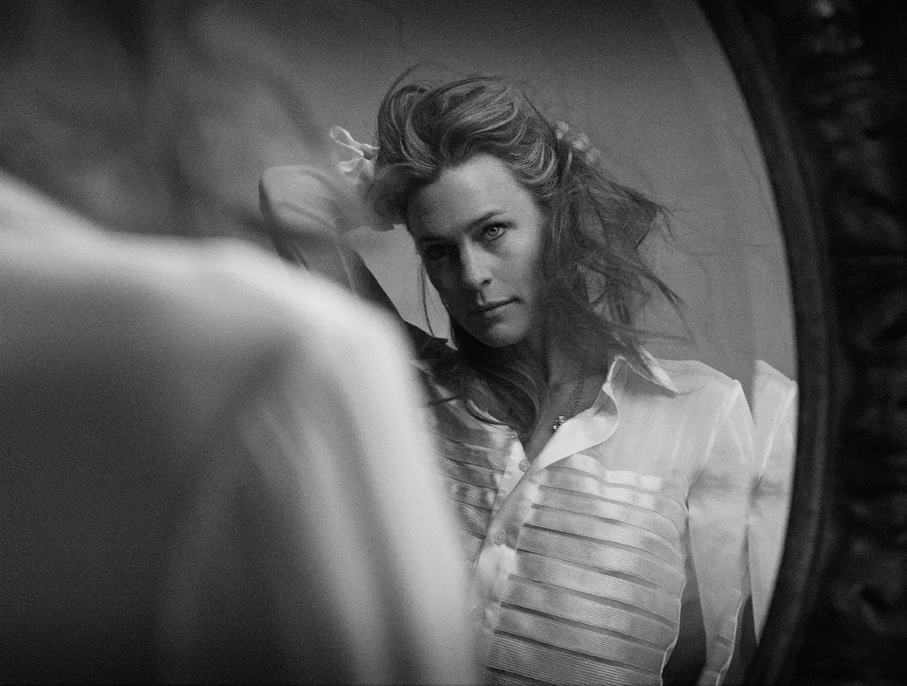 Robin Wright by Peter Lindbergh for Vogue Italia June 2010 / AvaxHome