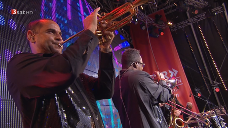 Earth, Wind And Fire Experience feat. Al McKay Allstars -  beim SWR Familienfest in Ludwigsburg (2015) [HDTV, 720p]