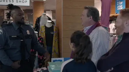Modern Family S09E18