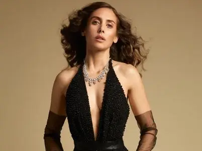 Alison Brie by Mike Ruiz for L'Officiel Fashion Book Australia July 2022