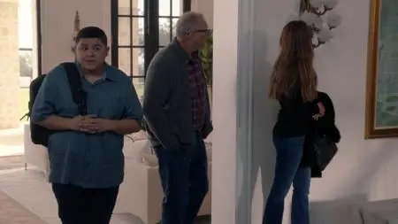 Modern Family S09E16