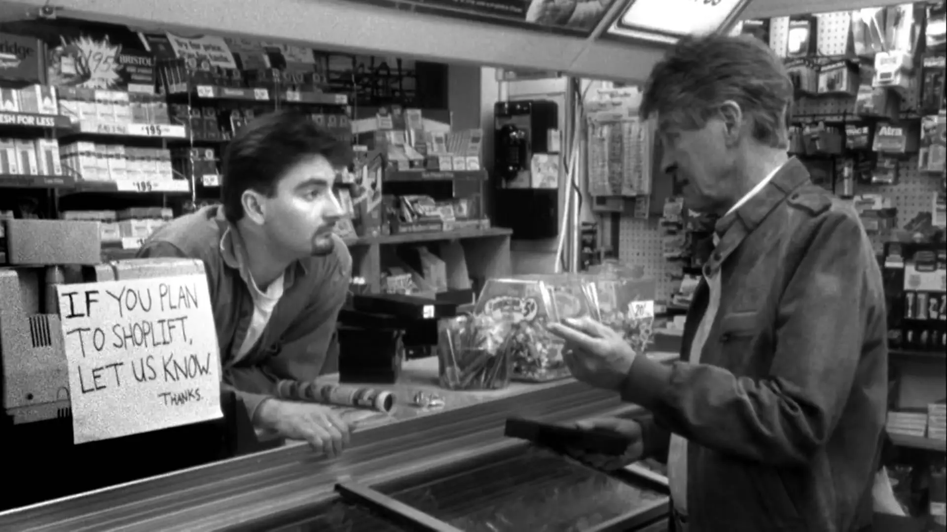 Не особо. Клерки Clerks 1994. Клерки Данте. Клерки Рэндал. Clerks. 1994 Кадры из фильма.