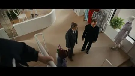 Halston S01E02