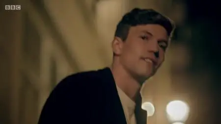 Clique S02E01