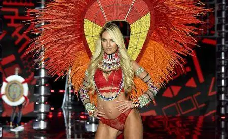 Candice Swanepoel at the 2017 Victoria’s Secret Fashion Show in Shanghai on November 20, 2017